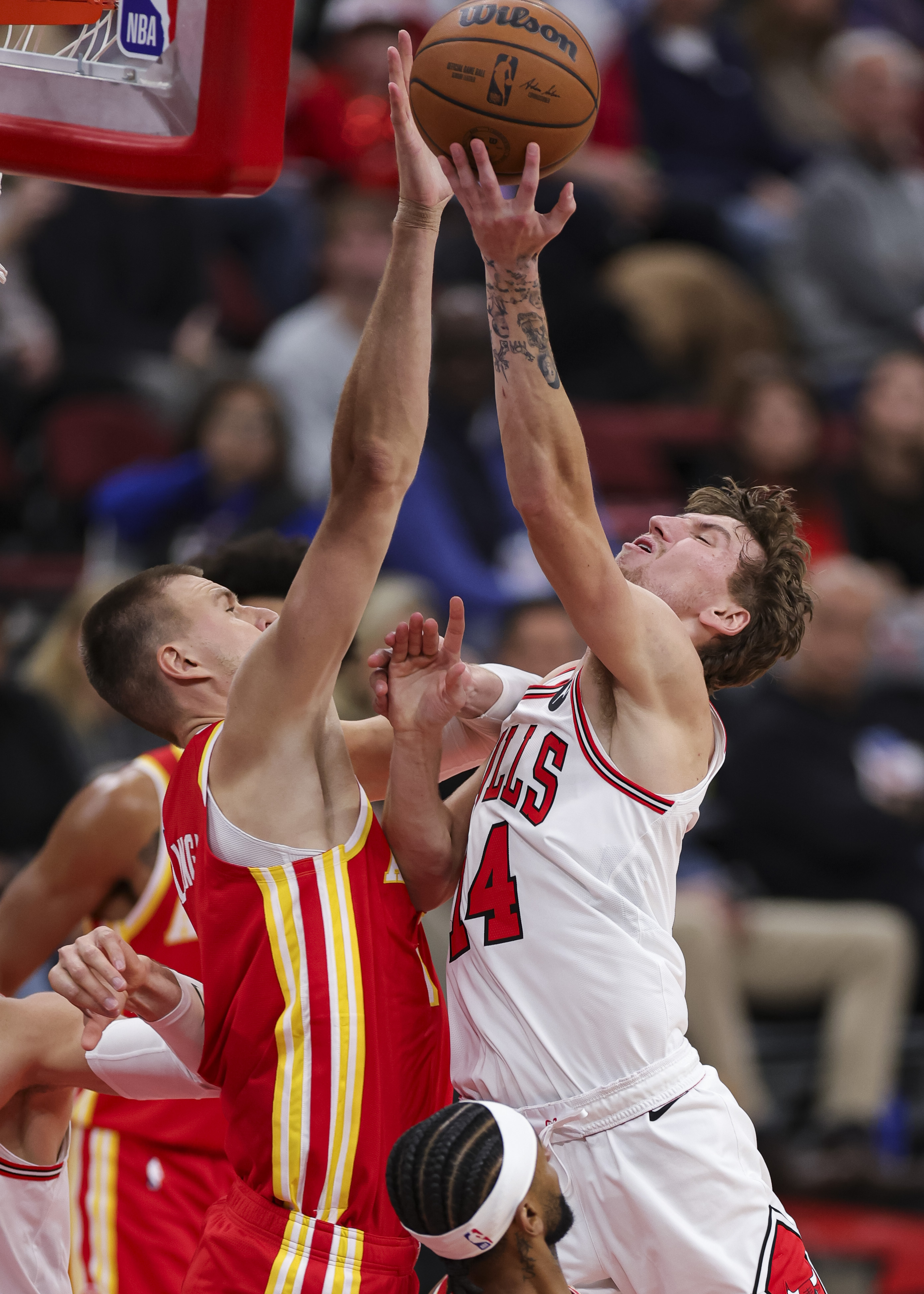 爱游戏体育-詹姆斯在公牛比赛中战术调整，突破纪录引发热议！的简单介绍